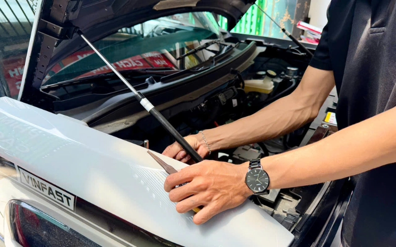 Hoàng Gia Auto Đặc điểm nổi bật của cốp trước VF3 VTRUK 95L vật liệu composite có ty cốp to, ngàm khóa hai nấc nhưng mở lại một lẫy cực nhanh gọn